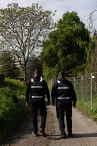Zwei Sicherheitsmitarbeiter von BROCKEN beim Streifengang auf einem Außengelände