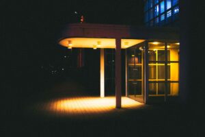 Beleuchteter Eingangsbereich eines Gebaeudes bei Nacht