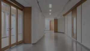 Langer Klinikflur mit Tageslicht