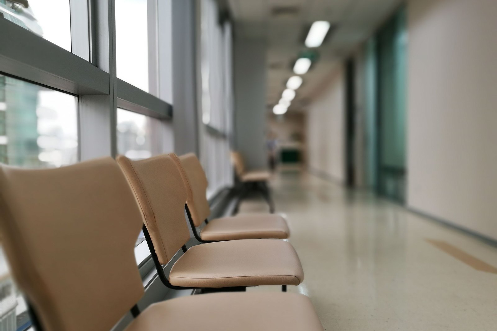Ruhiger Wartebereich einer Klinik — Sicherheit im Gesundheitswesen