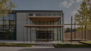 Eingangsbereich einer Schule mit verglaster Fassade